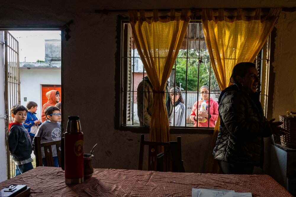 Allí se asiste con meriendas a los niños del barrio y a las personas en situación de calle. Katy, su responsable, no hace distinción de ningún tipo o edad, brindando todo lo que sus ollas pueden ofrecer, hasta que quedan vacías.