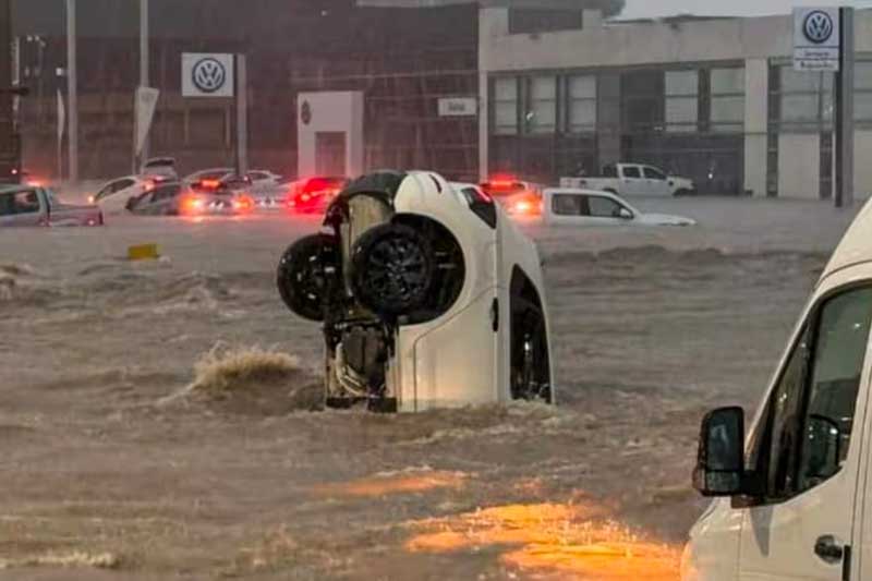 Uno de los hechos más trágicos es la muerte de una mujer en la vía pública, mientras que las autoridades advierten que la cifra de víctimas podría aumentar. Ante el panorama crítico el Municipio ordenó cortes preventivos de energía y decretó la suspensión de todas las actividades hasta nuevo aviso.