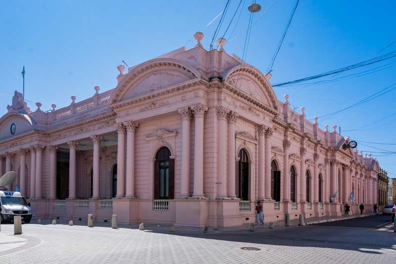 Burlando había explicado que los cortocircuitos con la familia comenzaron cuando los padres de Loan se reunieron con el poder político de Corrientes, el cual está siendo investigado en el caso, y esta cercanía con el poder afectó la imparcialidad de la investigación, lo que también motivó su alejamiento.