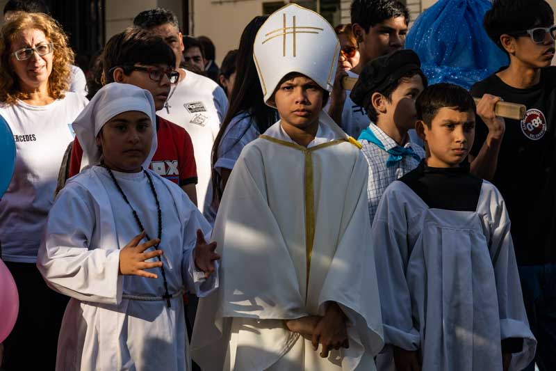 Familias, niños, jóvenes y adultos mayores participaron del recorrido, muchos de ellos con imágenes o pañuelos en señal de respeto. La devoción se expresó en cada paso.