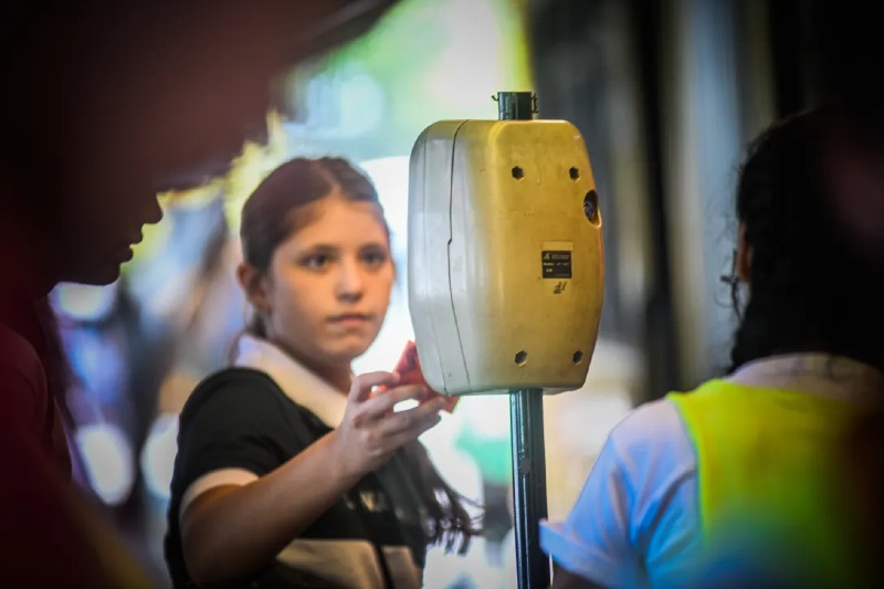 La medida estará vigente el 12 y el 26 de abril, más el 3 y el 10 de mayo. Confirmado por el jefe comunal en las redes sociales, esta normativa busca acompañar el nuevo esquema implementado de clases extraordinarias para reforzar contenidos y recuperar las horas perdidas al haber retrasado el inicio del ciclo lectivo.