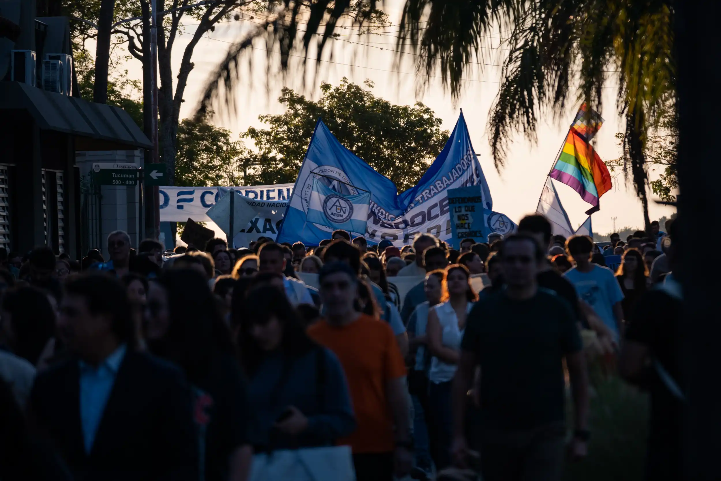 Desde las inmediaciones del Museo de Ciencias Naturales Amado Bonpland, la movilizaci&oacute;n avanz&oacute; por la avenida Costanera General San Mart&iacute;n y continu&oacute; por la calle Buenos Aires hasta llegar a la plaza 25 de Mayo. Durante el recorrido, estudiantes, trabajadores universitarios y organizaciones sociales compartieron el espacio p&uacute;blico para expresar su preocupaci&oacute;n por la situaci&oacute;n de la educaci&oacute;n p&uacute;blica
