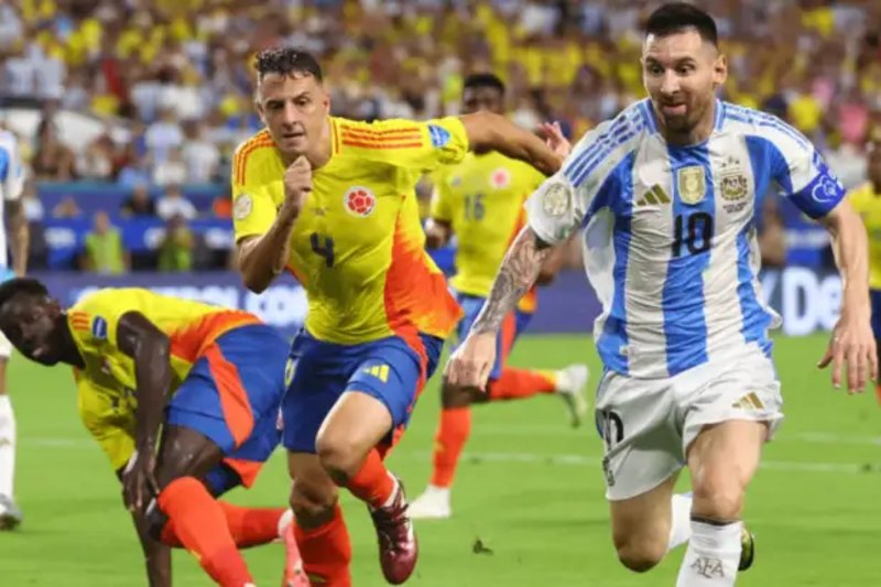 La probable formación de los dirigidos por Lionel Scaloni será con Emiliano Martínez en el arco; Nahuel Molina, Cristian Romero, Nicolás Otamendi, Valentín Barco o Facundo Medina en la defensa; un mediocampo armado con Rodrigo De Paul, Leandro Paredes, Thiago Almada o Guilano Simeone, Enzo Fernández; y un ataque con el reaparecido Lionel Messi combinando con Julián Álvarez. 