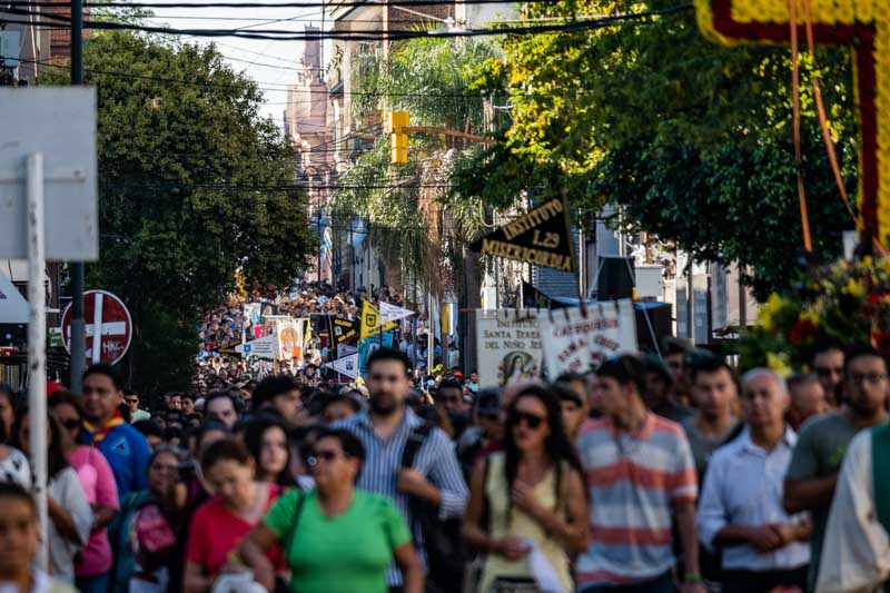 El recorrido se extendió por varias cuadras del centro capitalino, con un trayecto que incluyó a las calles Buenos Aires, 25 de Mayo y Salta, hasta regresar nuevamente al templo.