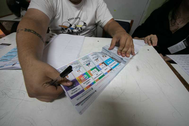 La votación fue una de las más reñidas de los últimos años: Vamos Corrientes obtuvo el 33,83% de los votos, La Libertad Avanza el 32,58% y Fuerza Patria el 28,50%. Muy por debajo quedaron Corrientes Nos Une, con 3,68%, y Ahora, con 1,39%, que no alcanzaron representación parlamentaria.