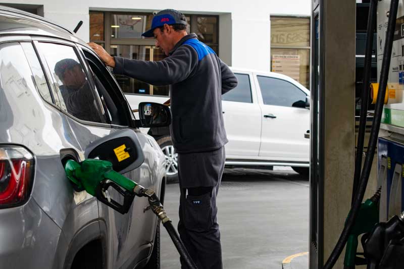 El aumento fue mayor en Buenos Aires que en el resto de las regiones del país. Asimismo, en Córdoba la nafta súper escaló un 3,8%. La decisión de las empresas se sustenta en la carga impositiva, en el traslado al precio final de la devaluación mensual del peso frente al dólar oficial y la inflación. 