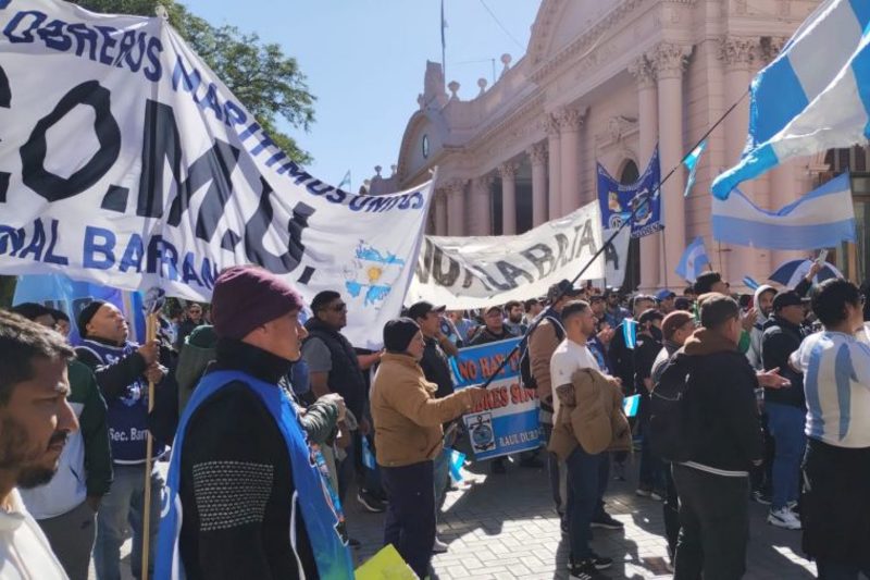 Representantes del Sindicato de Obreros Marítimos Unidos (SOMU) en Corrientes elevaron una solicitud formal para que la provincia sea incorporada al Consejo Federal Pesquero (CFP), órgano nacional encargado de definir la política pesquera del país. Según manifestaron, el pedido surge ante la falta de representación institucional en un sector estratégico que, paradójicamente, emplea a una gran parte de trabajadores originarios del nordeste argentino, especialmente de Corrientes.