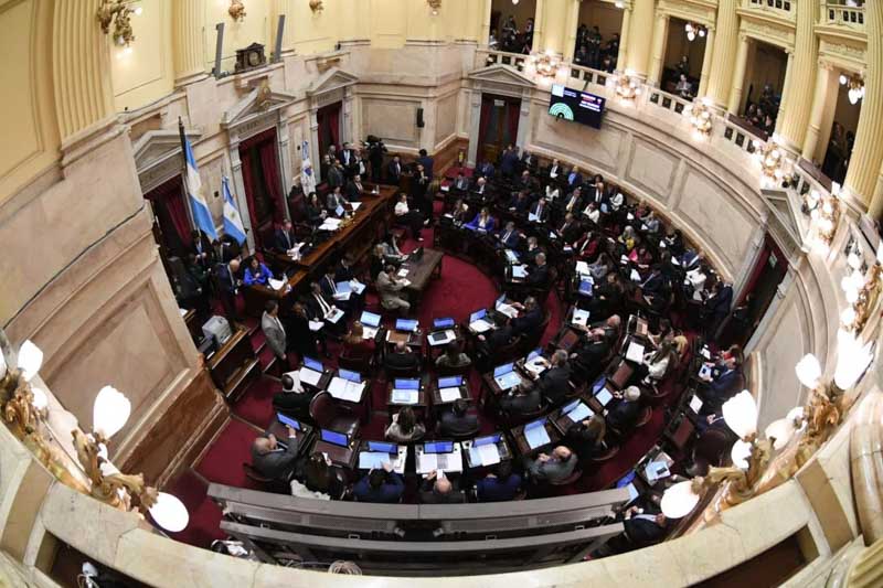 Tras la polémica desatada por los aumentos en las dietas de los senadores, en la Cámara alta decidieron dar marcha atrás con la medida y continuarán cobrando 7 millones de pesos en bruto, lo que representan a 14 canastas totales para personas solteras, y que equivalen a $504 millones en concepto de sueldos totales para estos legisladores.