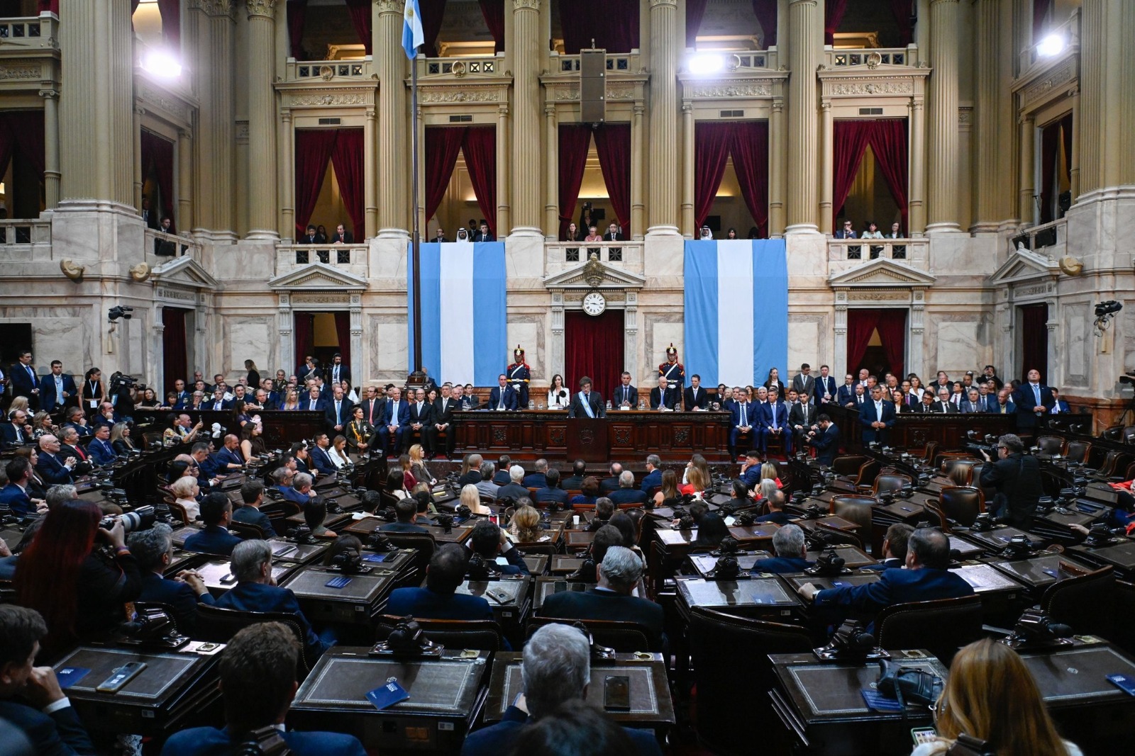 El mandatario defendió la desregulación del mercado como un pilar de su modelo económico y adelantó que su próxima meta es reducir la carga impositiva a solo seis tributos nacionales. También celebró el regreso del crédito hipotecario a largo plazo y destacó el interés de inversores extranjeros en el país. “Los ojos del mundo se posan sobre Argentina”, afirmó, asegurando que su modelo es observado como un caso de éxito en el ámbito internacional.