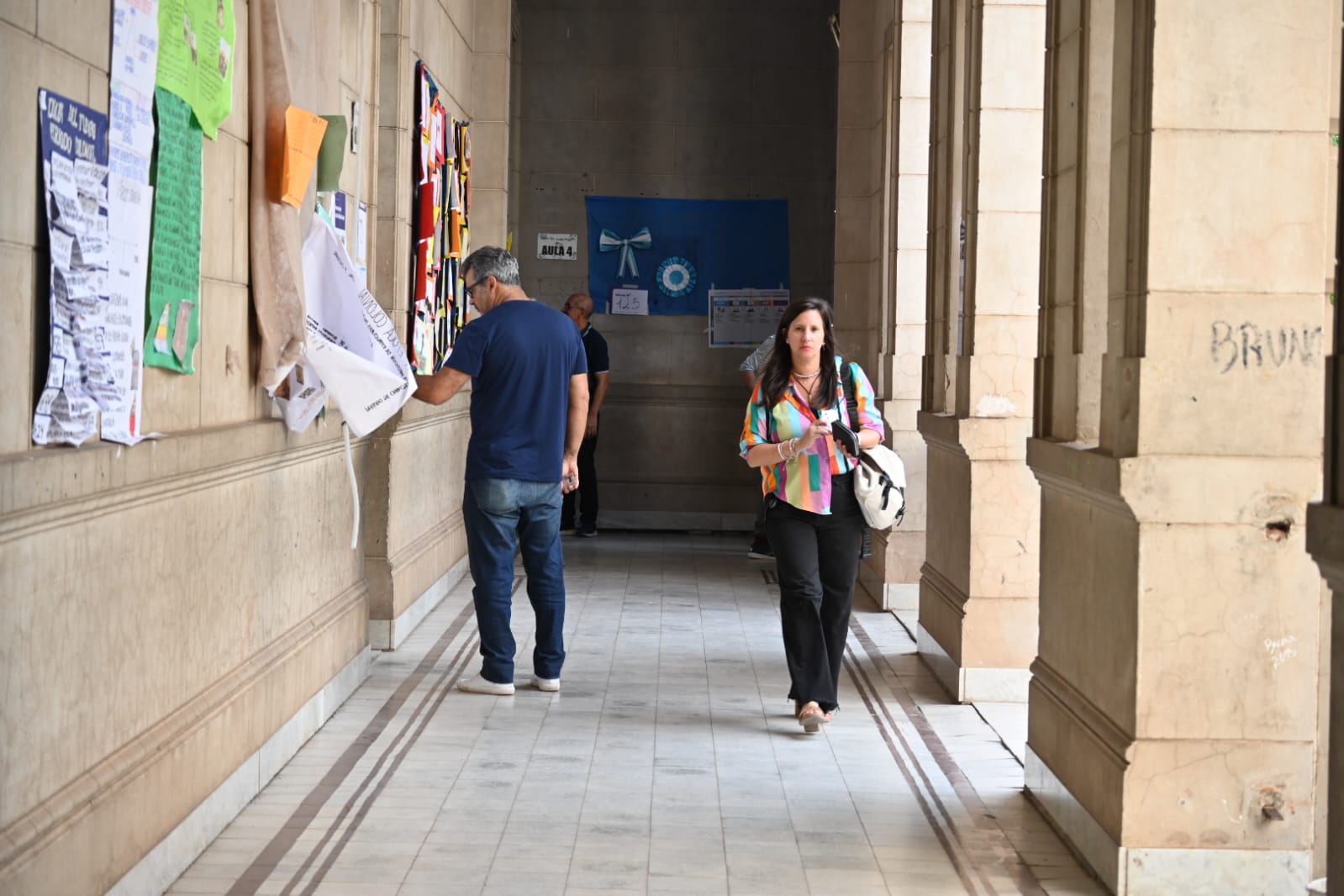 El dato confirma una tendencia sostenida de caída en la participación ciudadana, visible desde 2013 y replicada este año en varias elecciones provinciales, donde la concurrencia apenas superó el 59%. En la ciudad de Corrientes, la asistencia fue aún menor, rondando el 64% del padrón habilitado para votar.