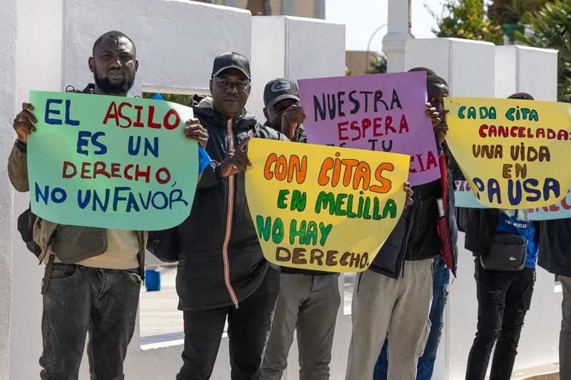 Deberán demostrar al menos cinco meses de permanencia en el país, mediante documentación como empadronamiento, informes médicos o contratos de servicios. Quedarán excluidos quienes cuenten con antecedentes penales.

Además, durante el proceso de solicitud se suspenderán las órdenes de expulsión y los procedimientos de retorno por motivos administrativos o por trabajo sin permiso. El plazo para acceder al beneficio se extenderá hasta el 30 de junio, en una medida que el Gobierno presenta como una respuesta concreta a una situación social consolidada y largamente postergada en el debate político español.