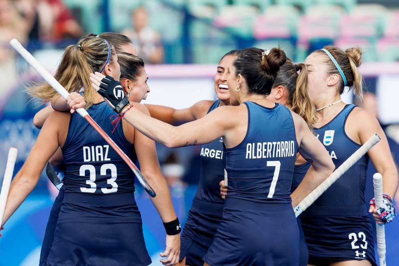 La selección de hockey sobre césped, Las Leonas, derrotó 2 a 1 a las españolas, con tantos de Agustina Gorzelany y Eugenia Trinchinetti (descontó Lola Riera para las europeas), y prácticamente sellaron su boleto a los cuartos de final. 