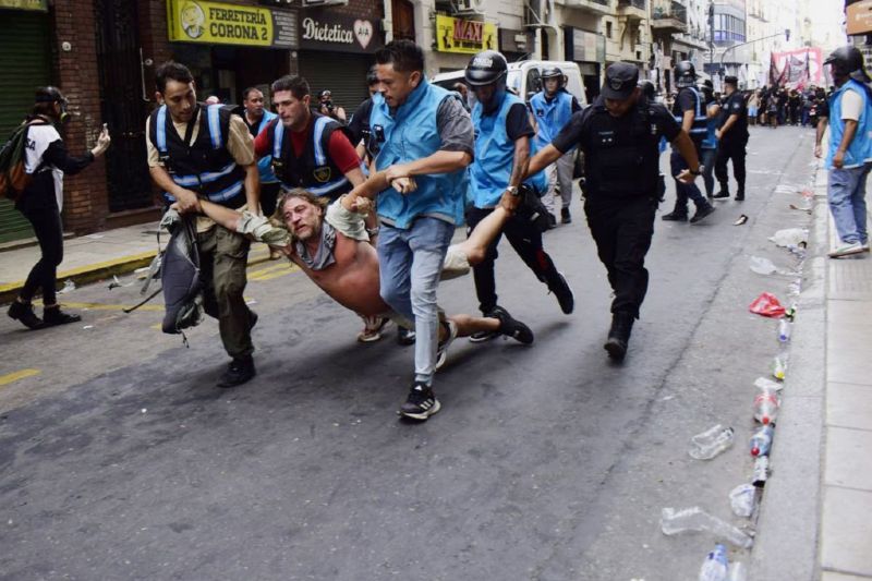 Alrededor de 562 manifestantes debieron ser asistidos por los equipos de las postas sanitarias de los partidos de izquierda, el Centro de Economía Política Argentina y la Comisión Provincial por la Memoria. Asimismo, los participantes denunciaron la presencia de infiltrados, cuya misión era socavar y desvirtuar la intención de la movilización y volverla violenta. Entre los principales testimonios, los numerosos lesionados afirmaron que fue “un despliegue represivo completamente injustificado”, ya que se “concentraron de manera totalmente pacífica”.