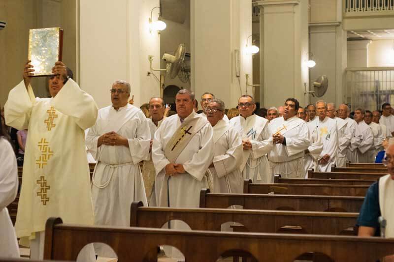 En los sacramentos que se usarán a lo largo del año estarán los óleos bendecidos, y se renovaron las promesas sacerdotales. 