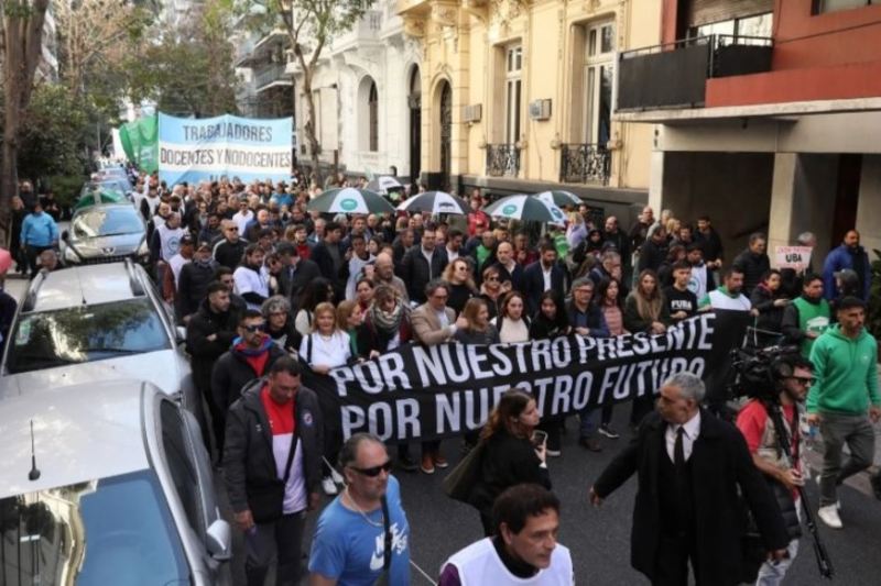 Las entidades sindicales anunciaron que las causas del deterioro salarial radican en que la Secretaría de Educación resolvió un incremento salarial para el personal universitario del 1,5% en enero, 1,2% en febrero, 1,3% en marzo y 1,3% en abril, muy por debajo de la inflación, por lo cual la pérdida salarial alcanza al 40%, y con una inclinación a convertirse en el 50% antes de que termine 2025.