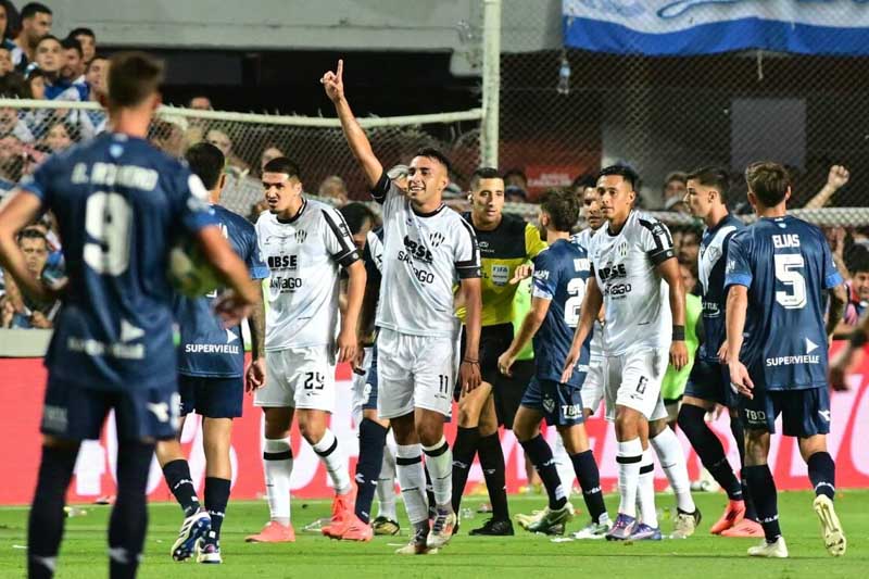 El encuentro, disputado en el estadio 15 de Abril de Santa Fe, tuvo momentos tensos. Tras la derrota, hinchas de Vélez increparon a sus jugadores, generando empujones y peleas que involucraron a familiares. Mientras tanto, los santiagueños celebraban en el campo junto a su público.