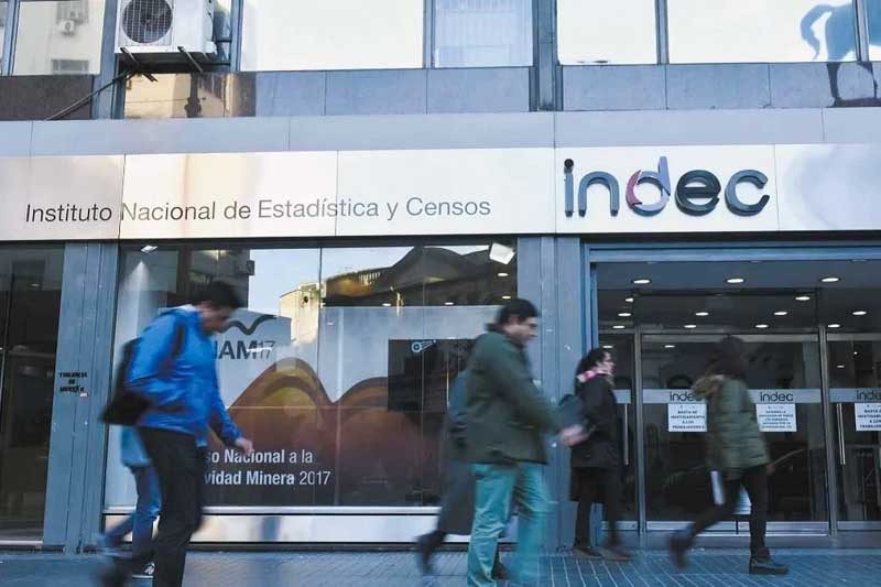 La propuesta del Gobierno incluye un ajuste adicional del 10% para compensar la inflación trimestral y la implementación de una nueva fórmula de movilidad a partir de abril, que se ajustaría por el índice de precios al consumidor. La oposición, por su parte, aboga por aumentos mensuales en línea con la inflación del mes anterior.