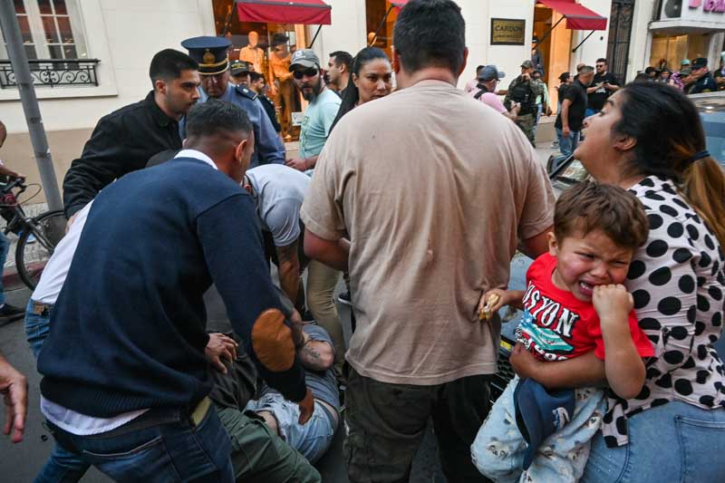 La Policía Federal y efectivos de Corrientes intervienen para separar a manifestantes y seguidores libertarios.