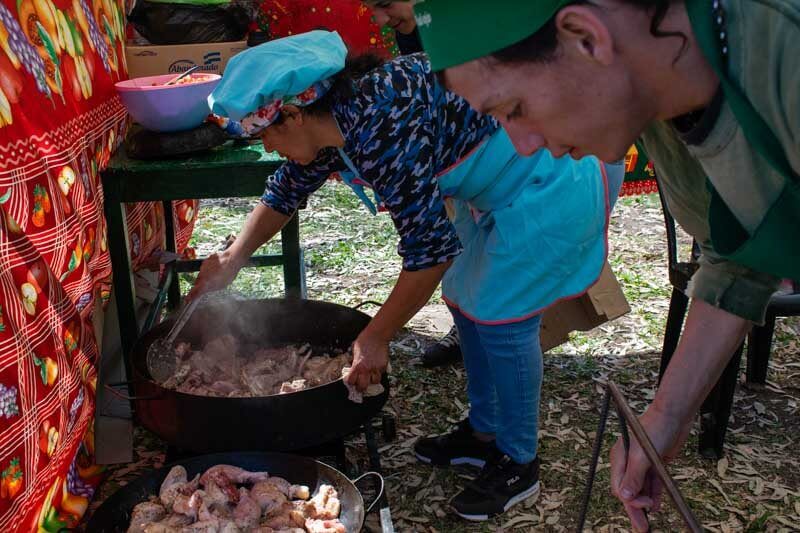 Desde las 9 de la mañana ocho comedores comunitarios, afiliados al Ministerio de Desarrollo Social, se unieron en un encuentro festivo para ofrecer un total de 800 raciones de comida a la comunidad local.