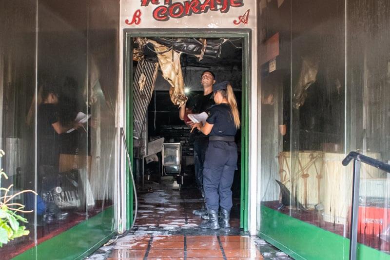Hasta horas del mediodía se encontraban realizando peritajes en el lugar, se habla de que el incendio comenzó en el depósito del comercio y de que las pérdidas fueron solamente materiales. 
