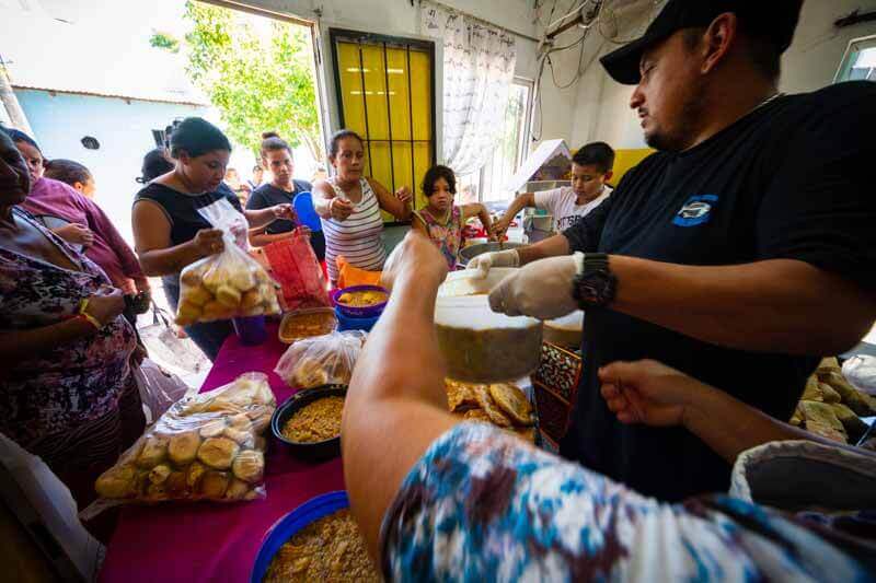 El 37 por ciento de los jóvenes que asisten a los comedores y merenderos barriales tienen algún grado de desnutrición. La disminución sin pausas de la actividad económica, reflejada en la caída de las ventas, deriva en una restricción de productos de primera necesidad en los hogares, ya que la baja en el poder adquisitivo los obliga a adquirir elementos con menores valores nutricionales y, en algunos casos, se omiten algunas comidas diarias.