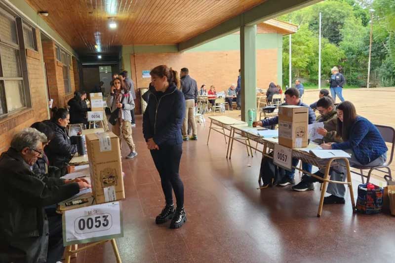 Desde el oficialismo celebraron la continuidad del espacio y destacaron la participación, aunque solo votó el 55% del padrón. “En Misiones ganó la renovación y también el pueblo”, declaró Sebastián Macías, primer candidato del oficialismo, acompañado por el gobernador Hugo Passalacqua y el conductor del espacio, Carlos Rovira.