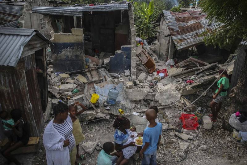 El economista jefe del organismo internacional, para América Latina y el Caribe, William Maloney, mostró preocupación por el aumento de la pobreza, ya que prevén que ambas economías tendrán declives semejantes de su producto bruto interno, la haitiana un 4,2% (foto) y la Argentina en un 3,5%. 