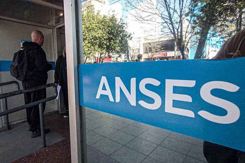 Los servicios funcionarán de la siguiente manera: la recolección de residuos se realizará normalmente el 17 de agosto y el 21. No habrá actividad administrativa ni escolar. El PAMI no atenderá al público ni el Banco de Corrientes. El Correo Argentino y la Anses atenderán en sus horarios habituales.