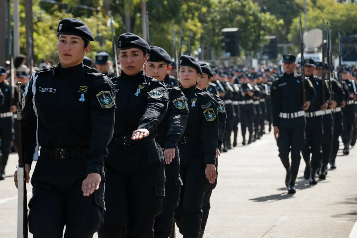 Las fuerzas de seguridad avanzaron en formaci&oacute;n por la avenida, con un despliegue que integr&oacute; parte de los 600 efectivos del Ej&eacute;rcito Argentino anunciados para el acto. La presencia institucional se incorpor&oacute; al recorrido junto a las escuelas, las bandas y las delegaciones civiles.
