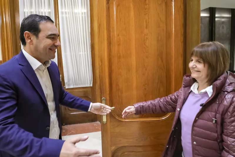 Fuentes allegadas al gobernador de Corrientes manifestaron que el mandatario se siente agraviado por el Gobierno nacional, ya que éste no solo resalta los errores de la Justicia provincial, sino que se las achaca directamente a Valdés, incluyéndolo en la acusación -por parte de Patricia Bullrich- de que las autoridades correntinas permitieron el avance de las investigaciones de la ministra solo “hasta donde le dejaron”, dejando presumir que les pusieron trabas en su visita, para obstaculizar la investigación. 