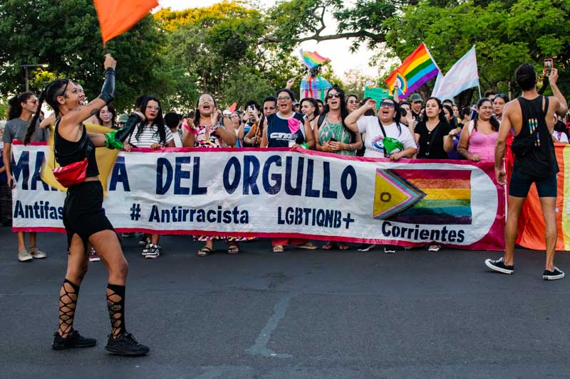 Con banderas, pancartas y consignas, los manifestantes recorrieron las calles hasta Islas Malvinas, exigiendo respeto e igualdad.