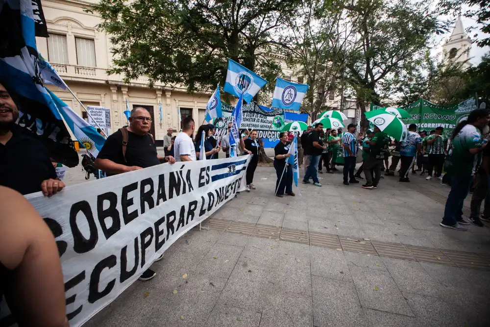 Desde distintos accesos, columnas de organizaciones sociales, ambientales y sindicales continuaron llegando a la plaza, ampliando la participaci&oacute;n a lo largo de la tarde.
