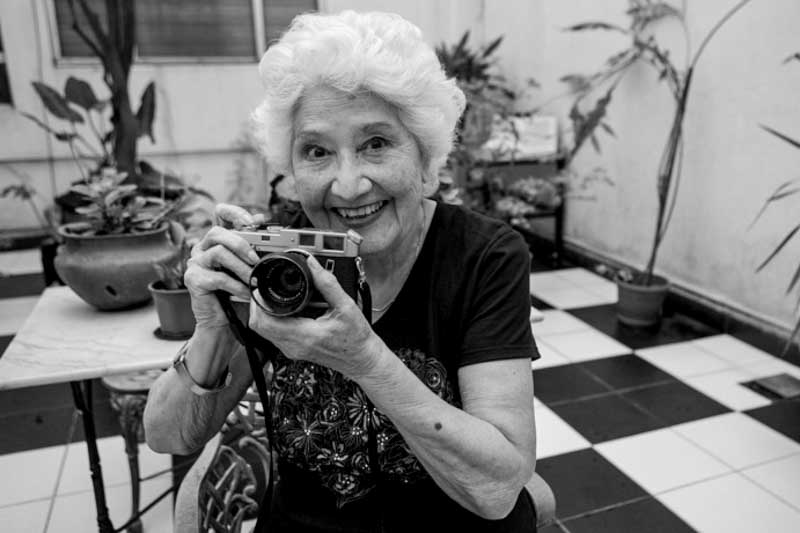 Figura central de la fotografía latinoamericana, Sara Facio no solo destacó como retratista sino también como impulsora de espacios dedicados a la fotografía. Entre sus imágenes más reconocidas se encuentra el retrato de Julio Cortázar con cigarrillo, realizado en 1967.