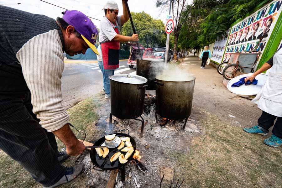 Las familias trabajan arduamente para brindar a los comensales una experiencia culinaria única y contribuir a su economía familiar. La tradición gastronómica se entrelaza con el sentimiento patriótico, creando un ambiente festivo y un vínculo entre los habitantes de la ciudad.
