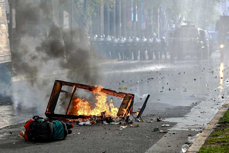 El informe concluye que el cartucho impactó en Grillo de una manera que las normas de seguridad prohíben, afectando al fotógrafo mientras documentaba la represión. Este peritaje, realizado el 11 de agosto, fue clave para la causa y motivó la decisión de la jueza María Servini. A raíz de los hallazgos, la magistrada citó a declaración indagatoria a Guerrero para el 17 de septiembre. 