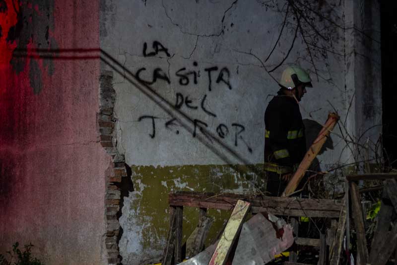 Los bomberos señalaron que podría haberse iniciado con la quema de cables para extraer cobre, favorecido por las condiciones del lugar. El siniestro reavivó las quejas por la falta de respuestas a una problemática que ya era bien conocida.

