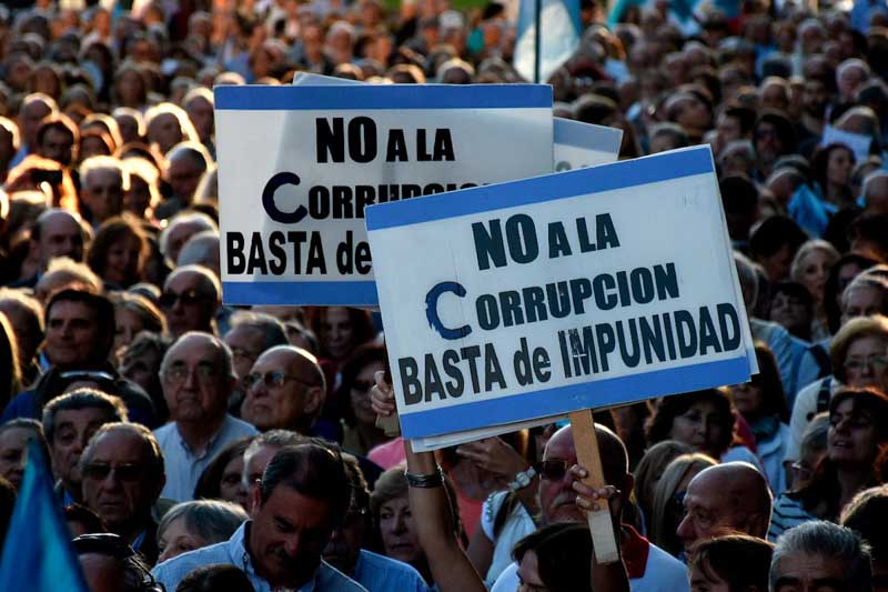 La organización advirtió que investigaciones sobre presunta corrupción en la gestión de fondos para medicamentos destinados a personas con discapacidad evidencian riesgos para grupos vulnerables. Argentina comparte el puesto con Belice y Ucrania, y en América ocupa el lugar 19 entre 33 países, donde Canadá y Uruguay presentan las mejores puntuaciones, mientras que Nicaragua y Venezuela registran las más bajas. El informe también señala que la inacción estatal frente a la corrupción debilita la democracia, favorece el crecimiento del crimen organizado y se asocia con restricciones al espacio cívico y a libertades como la expresión, la asociación y la reunión.
