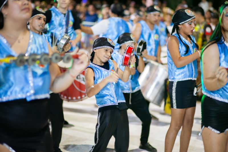 Las comparsas de los barrios llevaron su alegría y talento, demostrando que el carnaval es una expresión auténtica de la identidad correntina.