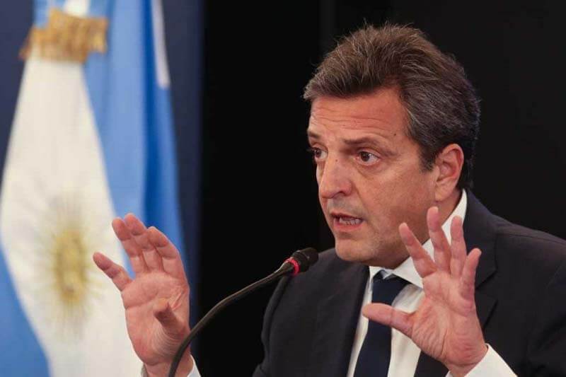 El Banco Central planea enmendar la resolución siguiendo la solicitud de Massa, y fue propuesta como una forma de prevenir estafas virtuales, mientras que Mercado Pago asegura que es un obstáculo. Esta disputa gira en torno a la competencia por clientes y recursos financieros, ya que la plataforma ofrece cuentas remuneradas con tasas de interés diarias y alta liquidez.