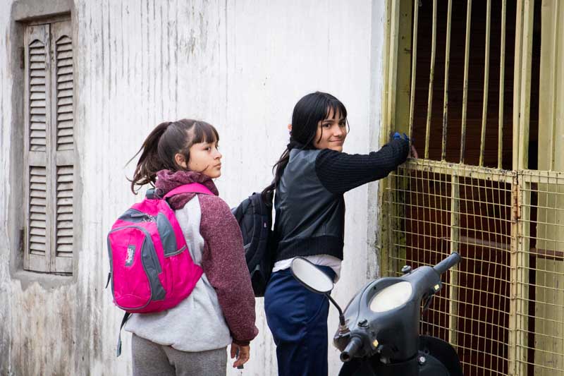 Llegar al portón y abrirlo como si fuera propio, esa es la confianza que siente la comunidad infantil en este merendero, donde la encargada les brinda esa sensación de pertenencia a cada niño del barrio.