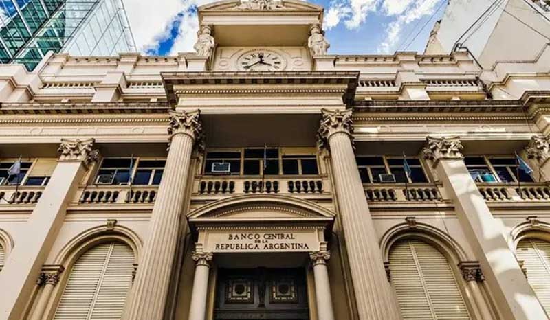 Además, el BCRA informó que implementará un plan de acumulación de reservas que podría alcanzar hasta USD 17.000 millones, dependiendo de la evolución de la demanda de dinero y de los flujos de la balanza de pagos. En una primera etapa, las compras representarían el 5% del volumen diario operado en el mercado cambiario, con el objetivo de fortalecer las reservas internacionales sin generar desequilibrios ni distorsiones en el funcionamiento del mercado.