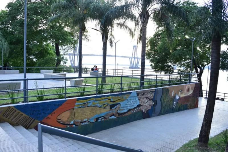 En esta oportunidad también han invitado a artistas de otras especialidades, que presentarán lecturas, anécdotas e historias sobre la ciudad de Corrientes, en homenaje a sus 437 años, una exhibición de artesanías, arte en moda y teatro. Además, hay una propuesta llamada “Espacio abierto a tu talento”, para quienes quieren participar y dar a conocer a la comunidad sus propuestas artísticas (artes escénicas).