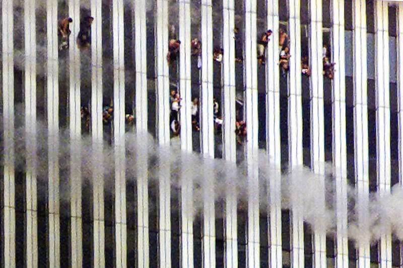 La gente se asoma a la ventana desde la torre norte, mientras intentan sobrevivir al incendio. Es una de las imágenes más recordadas e impactantes.