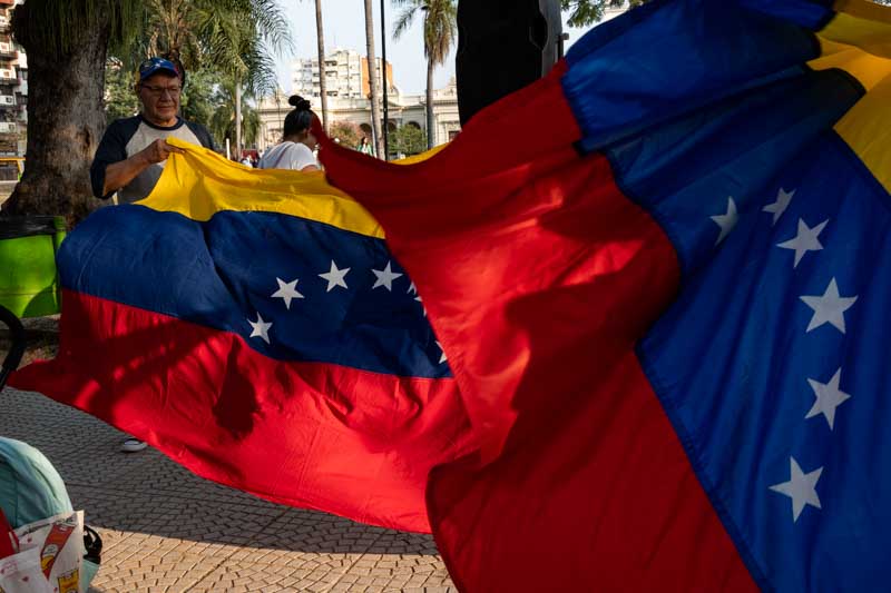 Este sábado miles de venezolanos en su país y en diversas ciudades del mundo salieron a las calles para manifestarse en contra de la reelección de Nicolás Maduro, ocurrida el pasado 28 de julio. Los manifestantes sostuvieron que el proceso electoral estuvo marcado por el fraude, y aseguraron que, según las actas recolectadas por la oposición, el verdadero ganador es Edmundo González Urrutia.