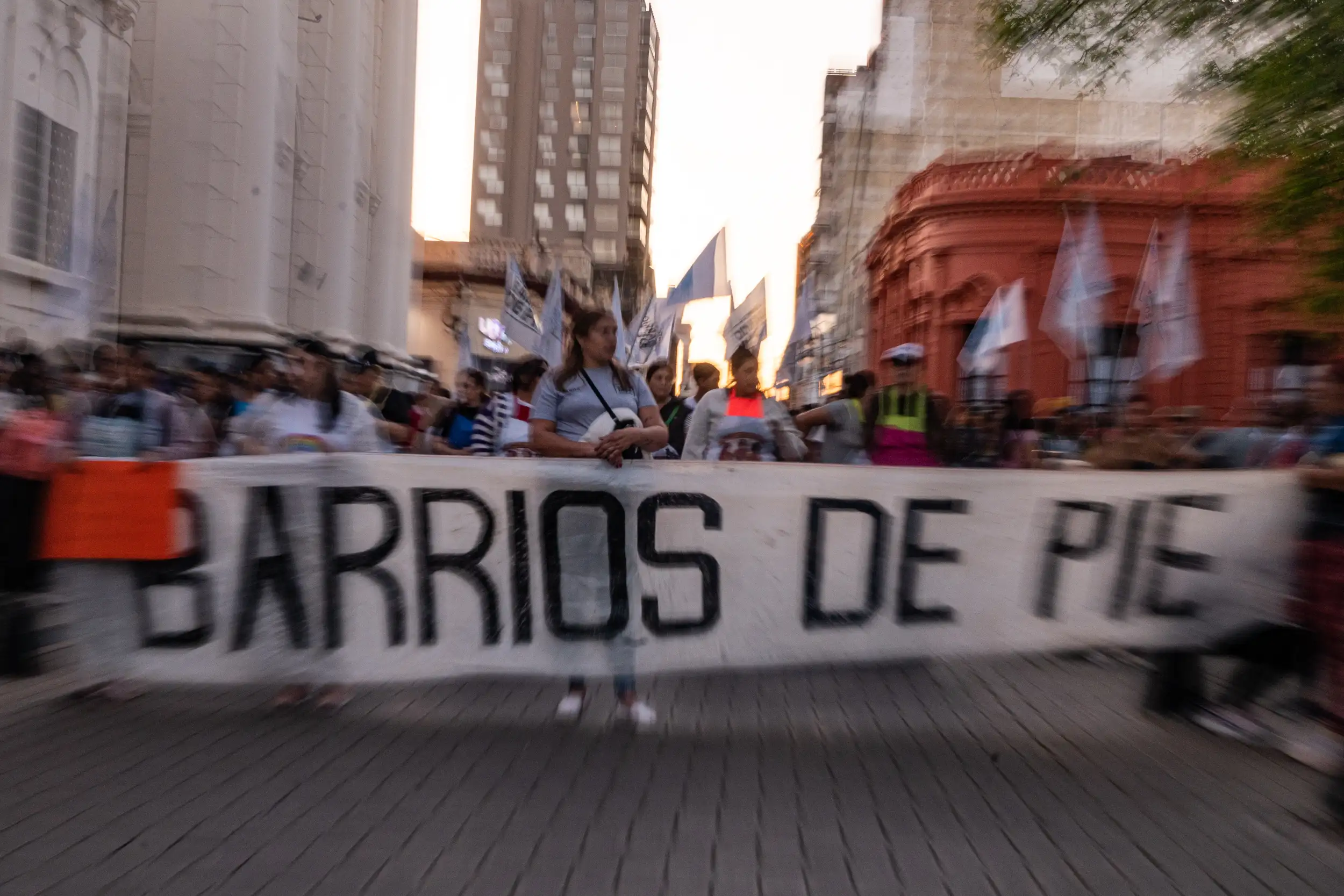 La presencia de organizaciones sociales,demuestra que la participaci&oacute;n va m&aacute;s all&aacute; de las instituciones universitarias. La defensa de la educaci&oacute;n p&uacute;blica en Corrientes una vez m&aacute;s fue respaldada por movimientos que reclaman m&aacute;s oportunidades de desarrollo.
