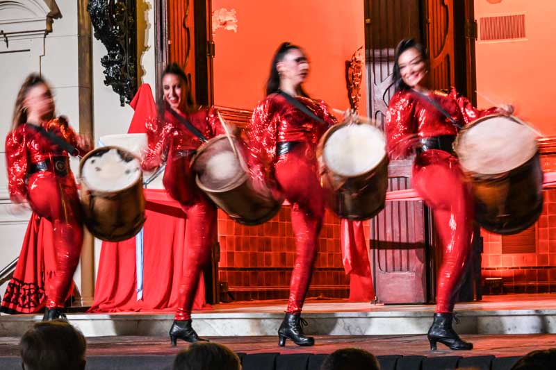 La noche continuó con la proyección del video “El Vera Renace” y una destacada intervención artística: música lírica desde los balcones, danzas contemporáneas y un show de mapping en la fachada principal del edificio.