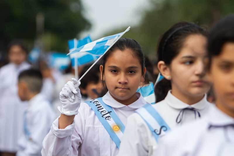 A través de esta ceremonia, los jóvenes expresan su compromiso con la democracia, la participación y la convivencia, reafirmando los valores fundamentales de libertad, solidaridad e igualdad.