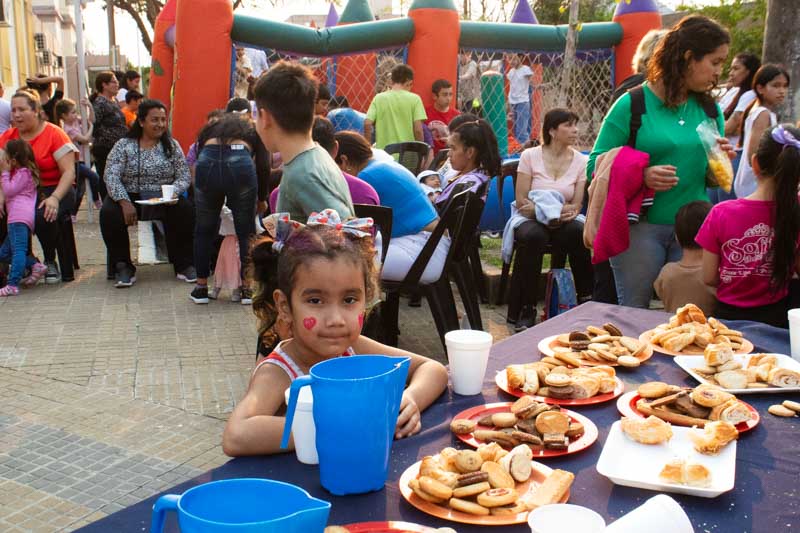 Durante la celebración los niños disfrutaron de una tarde inolvidable, cuando pudieron disfrutar de chocolate caliente, facturas, tortas y muchos juguetes. Los sorteos generaron gran expectativa entre los presentes. 