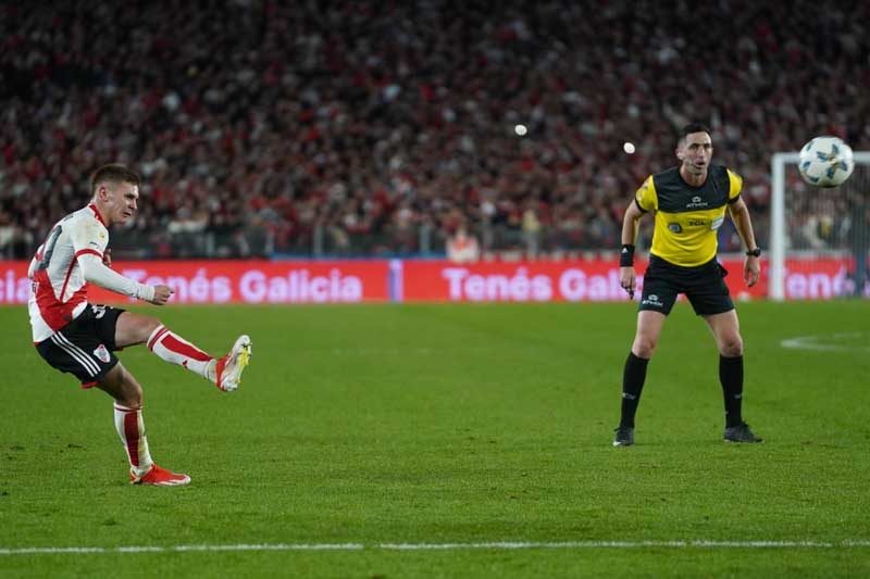 Llegó el necesario triunfo en el último partido dirigido por Martín Demichelis, gracias a un gol de tiro libre de Franco Mastantuono. El joven jugador, de 16 años, ejecutó un perfecto disparo en los minutos finales del encuentro, desatando la euforia en el Monumental y la emoción del técnico saliente.