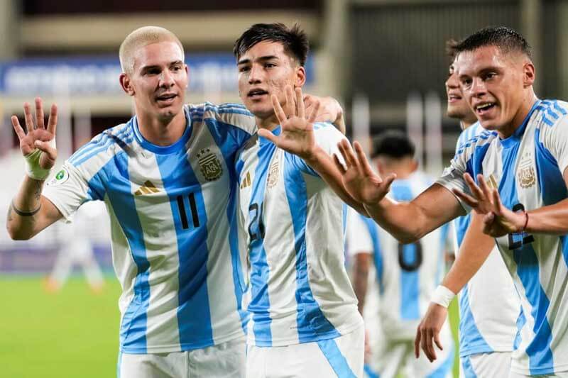 Ahora, Argentina enfrentará a Brasil en un duelo decisivo. Si hay un ganador, será el campeón del Sudamericano. En caso de empate, la definición quedará para la última fecha. El equipo juvenil mostró solidez defensiva y un juego colectivo en crecimiento, con figuras como Echeverri y Mastantuono. 